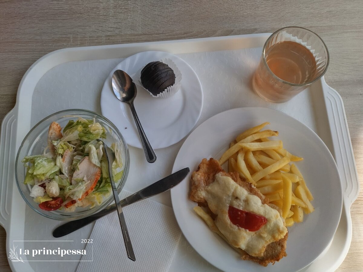 Фото автора. Пообедать зашла в Диез. Приятное место, там все местные собираются. А значит - вкусно и не травят