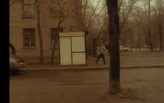 Мой любимый момент, как Настя залезает в автобус, изображая хромоту