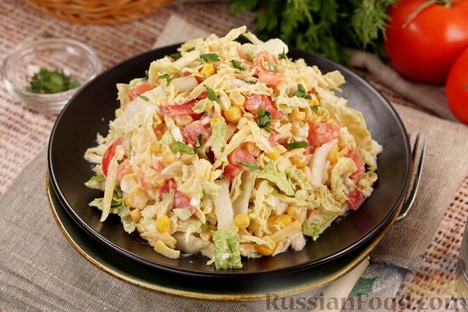 Салат с пекинской капустой, яблоком и кукурузой