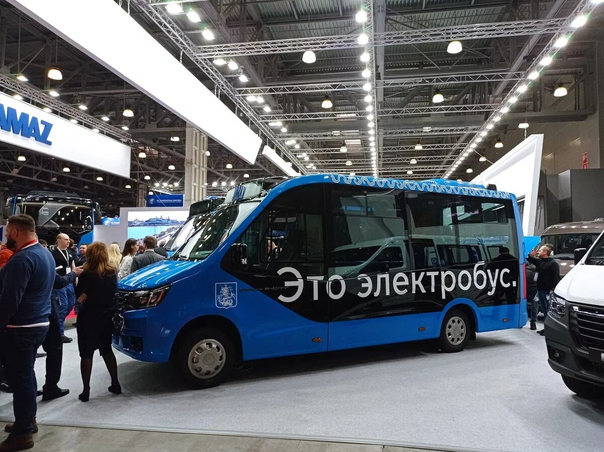 Электрическая ГАЗель встречает посетителей выставки у самого входа.