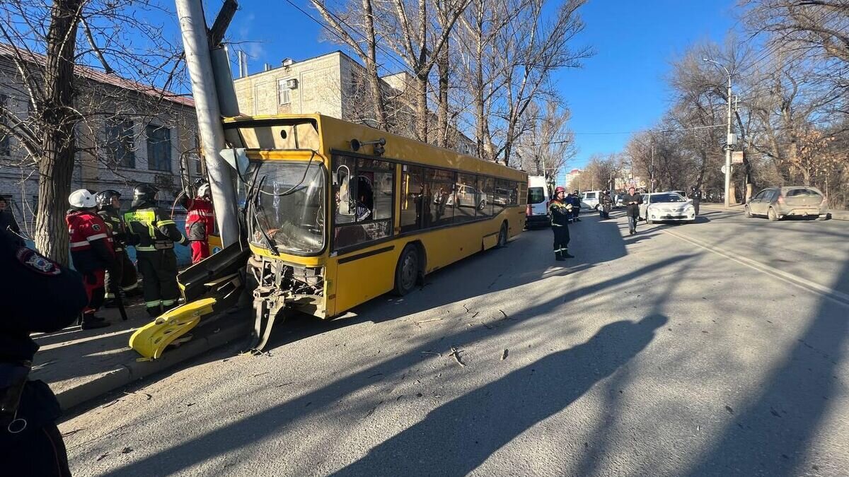   На месте ДТП с участием пассажирского автобуса в Саратове© Фото : Управление безопасности жизнедеятельности Саратовской области