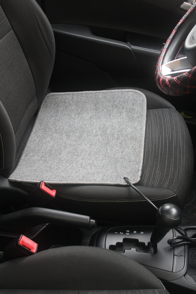 Коврик с подогревом для автомобиля (вид с пассажирского сидения)