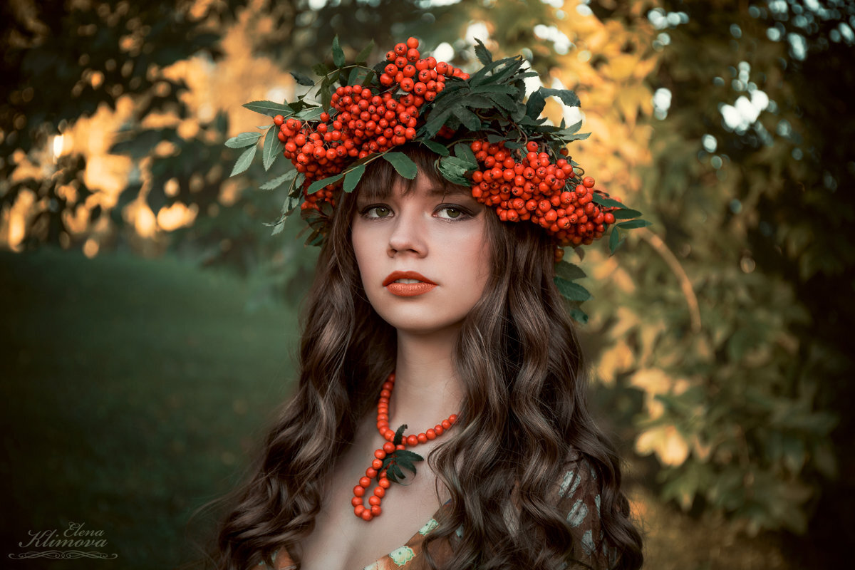 Женщина осень. Поделки из рябины. Осенний венок на голову. Венок из рябины. Венок с рябиной.