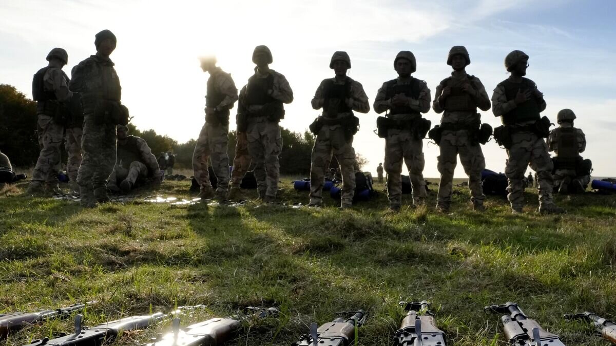    Украинские военные во время тренировки на военной базе вооруженных сил Великобритании© AP Photo / Kirsty Wigglesworth