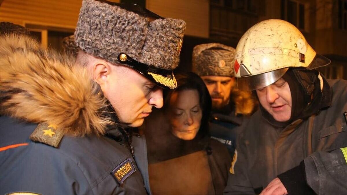    Глава МЧС РФ Александр Куренков на месте частичного обрушения жилого дома на улице Мира в Нижневартовске© РИА Новости / Пресс-служба МЧС РФ