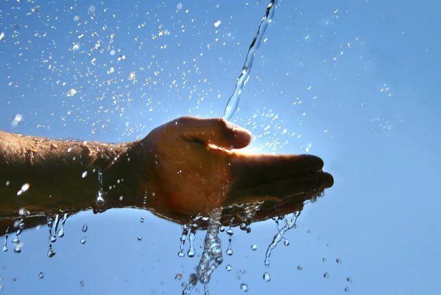 Вода очищает