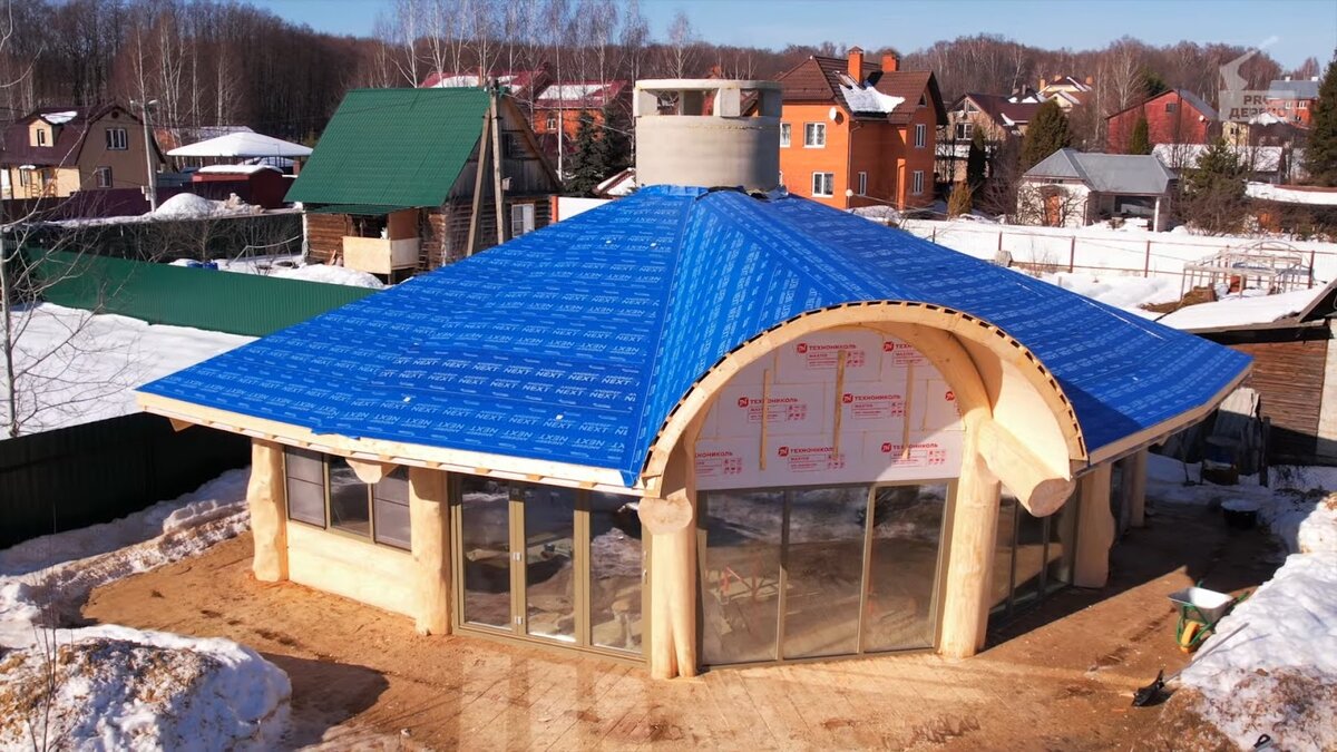 Защищенный подкладочным ковром объект может спокойно перезимовать в таком виде