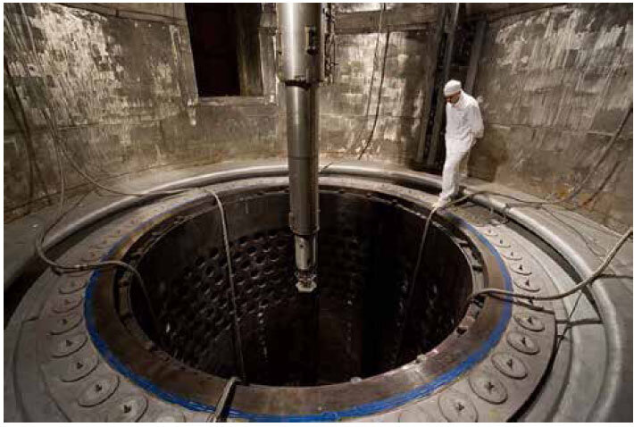 Загрузка ТВЭЛа в реактор на четвертом блоке Калининской АЭС. Фото: ОАО Росатом, www.rosatom.ru