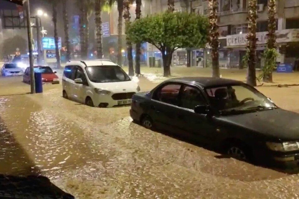     В турецкой провинции Анталья в то же самое самое время случилось сильнейшее за 50 лет наводнение.