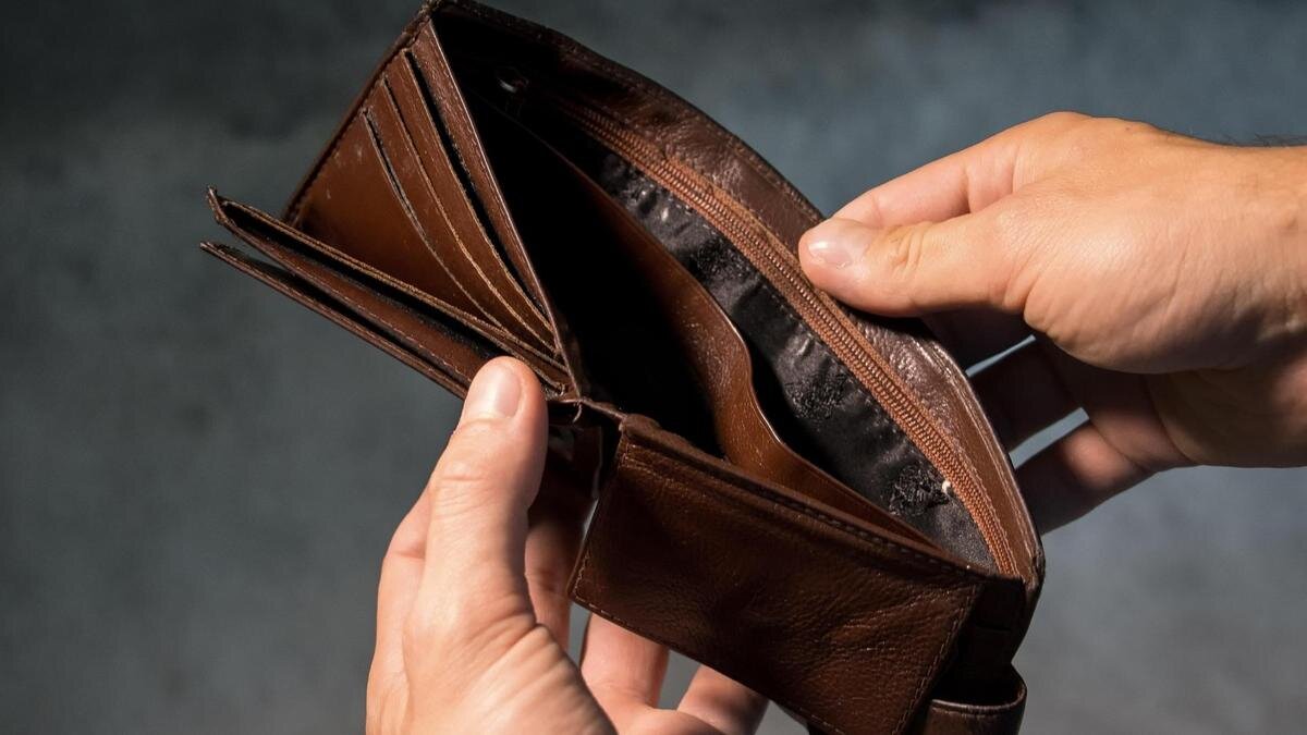    Мужчина держит пустое портмоне:pixels.com
