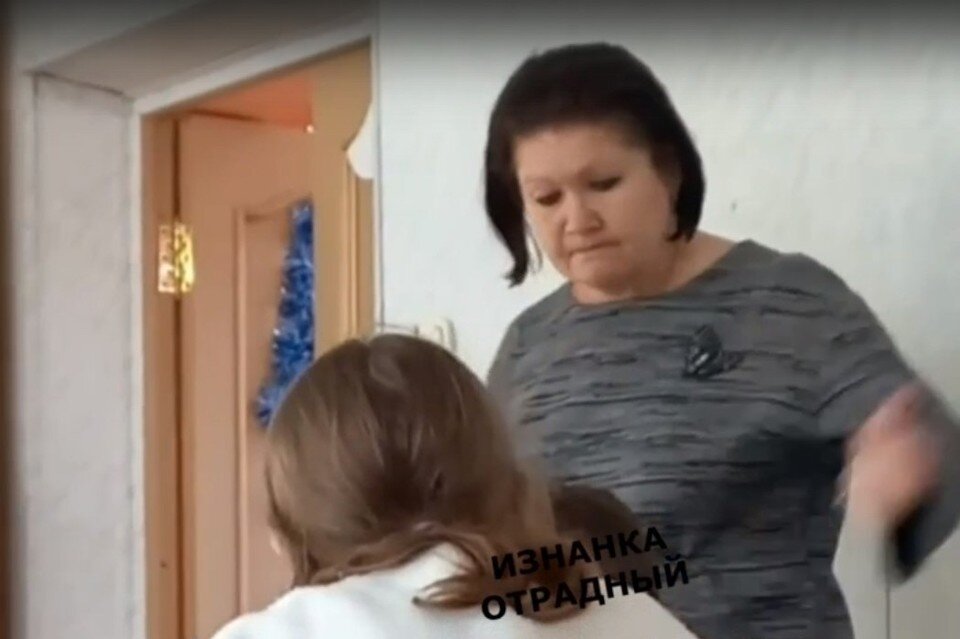     Очевидцы говорят о том, что ребенок мог сам спровоцировать педагога. Фото: скрин видео