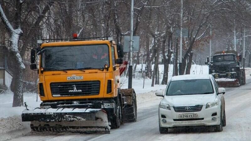     Управляющие компании доложили, что вчера вывели 1297 дворников, привлекли 20 единиц спецтехники на уборку дворов многоквартирных домов.