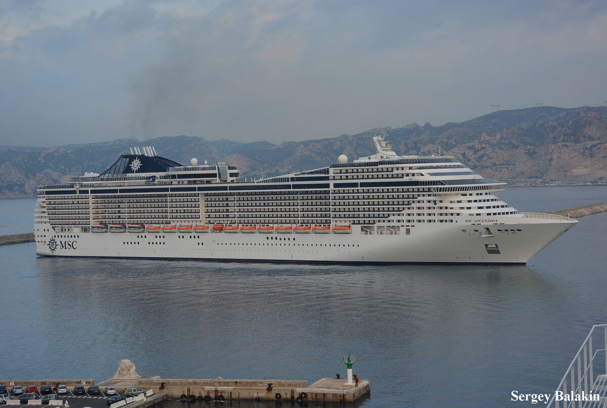 Лайнер «MSC Splendida» входит в порт Марселя, сентябрь 2014 г. Фото автора