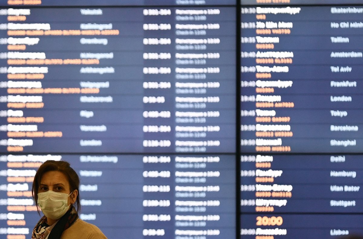    В аэропортах Москвы задержали и отменили десятки рейсов