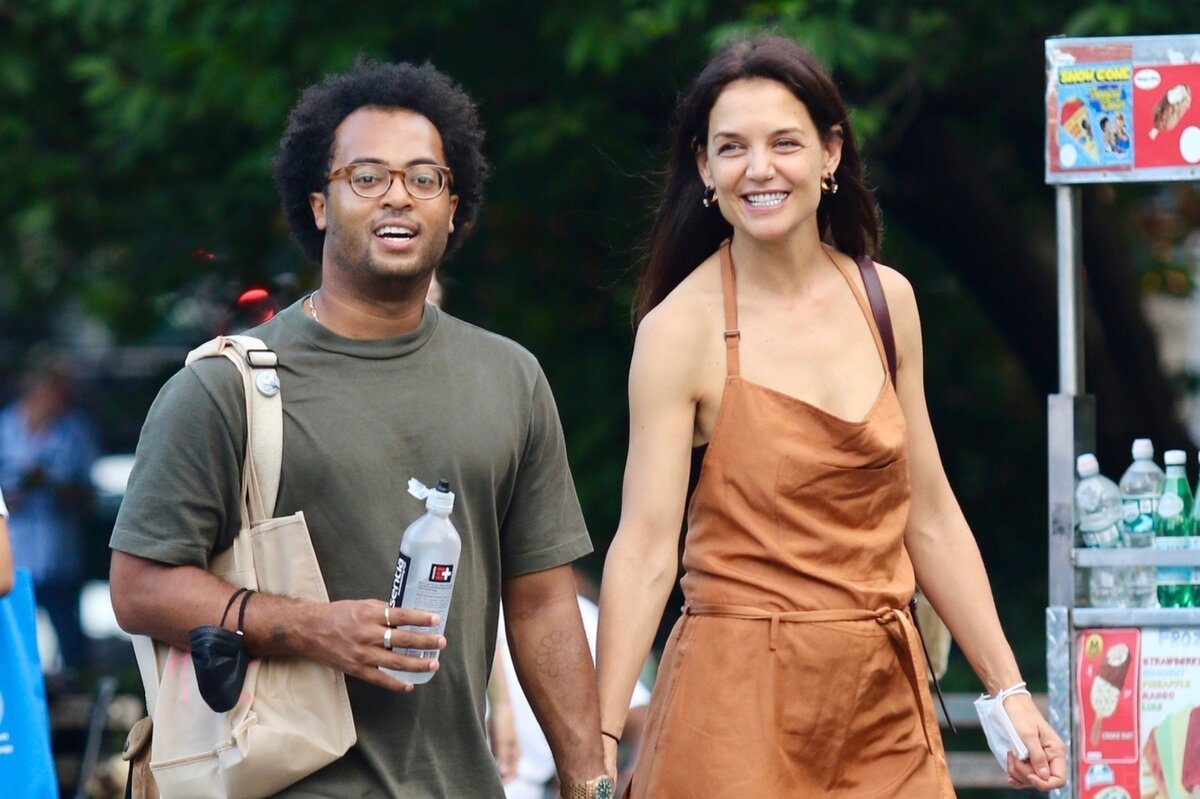     Экс-жена Тома Круза рассталась с музыкантом моложе ее на 10 лет: Кэти Холмс снова одинока