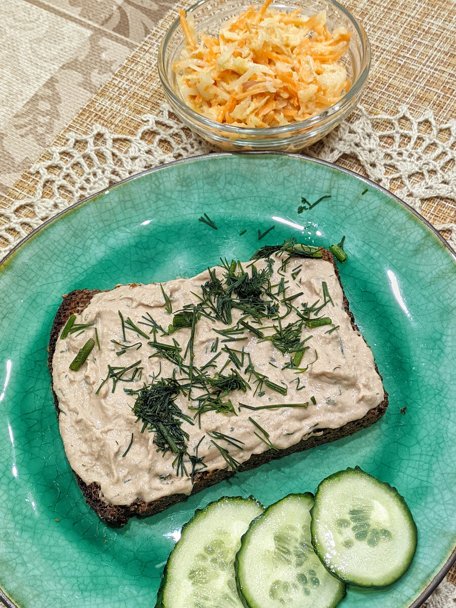 Бородинский хлеб, риет из горбуши и печени трески, огурец, салат из моркови, дайкона и яблока, чай 