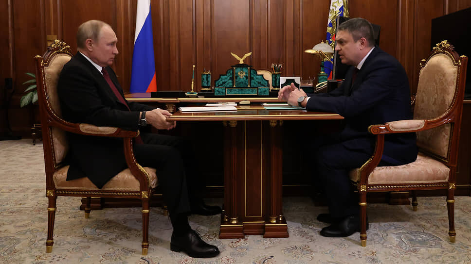 Фото: пресс-служба президента РФ📷Президент России Владимир Путин (слева) и временно исполняющий обязанности главы Луганской Народной Республики Леонид Пасечник (справа) во время рабочей встречи в Кремле.