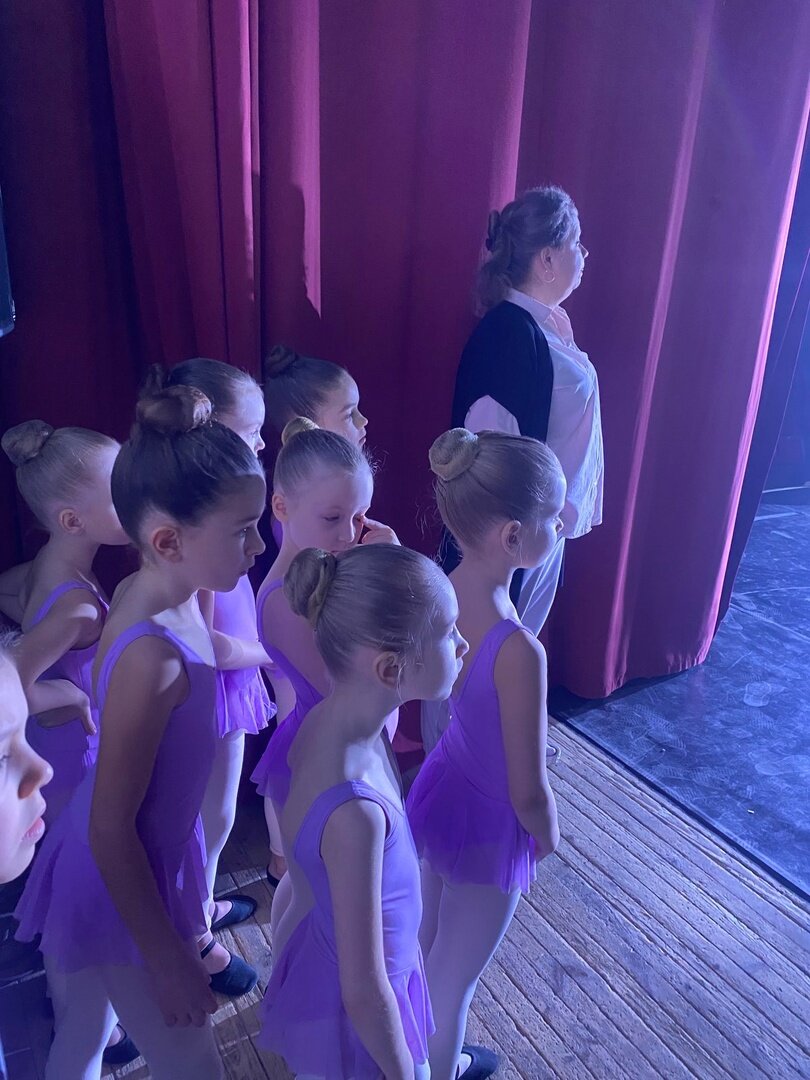 Прогон перед концертом. Саша стоит самая первая. Юные грации