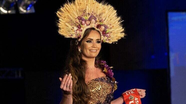     В конкурсе красоты для замужних женщин «Миссис Вселенная-2022» победила 34-летняя жительница Удмуртии Елена Максимова. Об этом сообщил ТАСС со ссылкой на организаторов мероприятия с российской стороны.