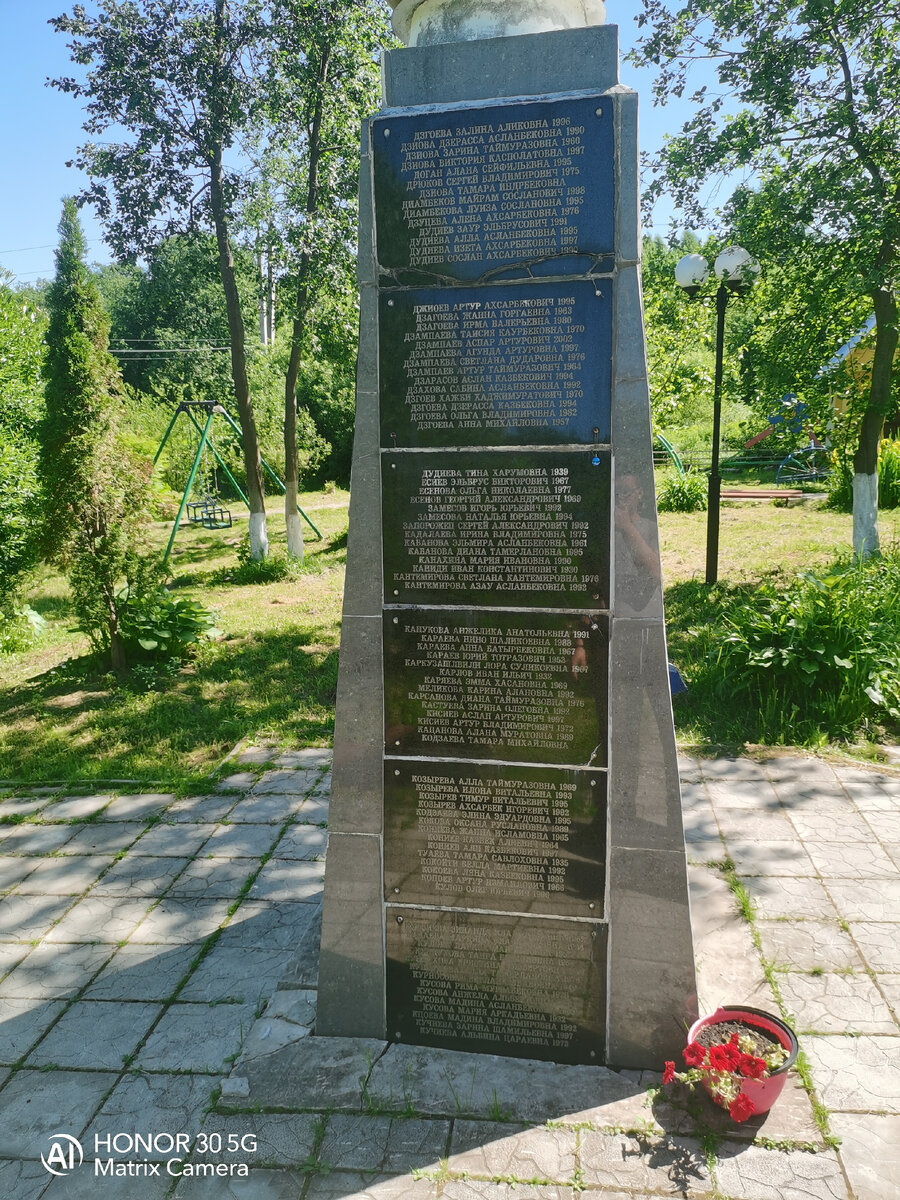 Стелла с именами 334 погибших .