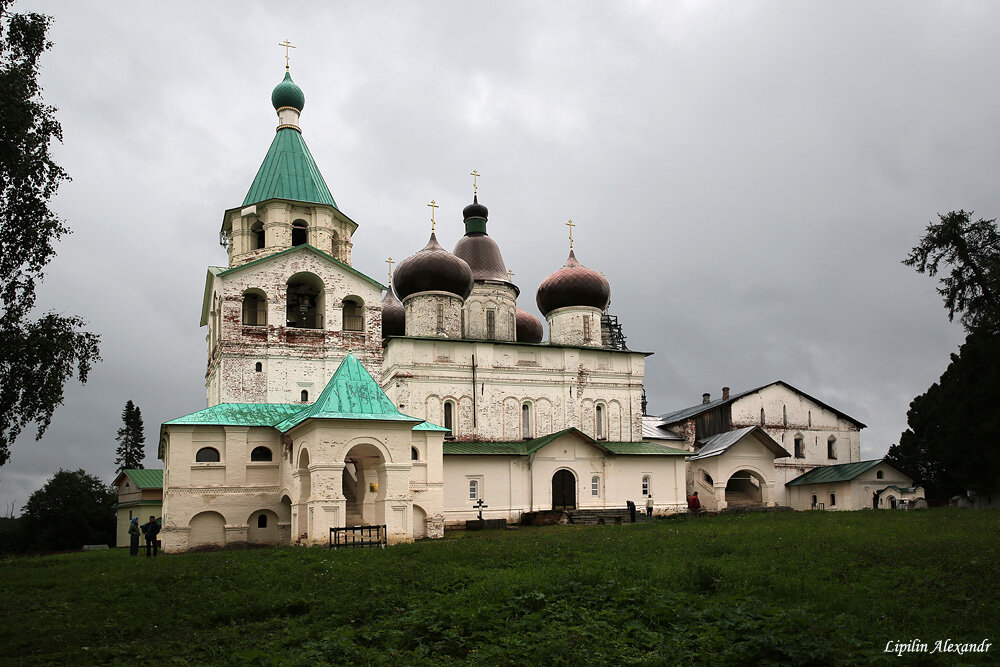 Троицкий Антониево-Сийский мужской монастырь  расположен в 160 км от Архангельска, в 10 километрах от федеральной дороги М-8 на полуострове в Большом Михайловском озере в д. Новая. (GPS Координаты: 63.553443, 41.555673)