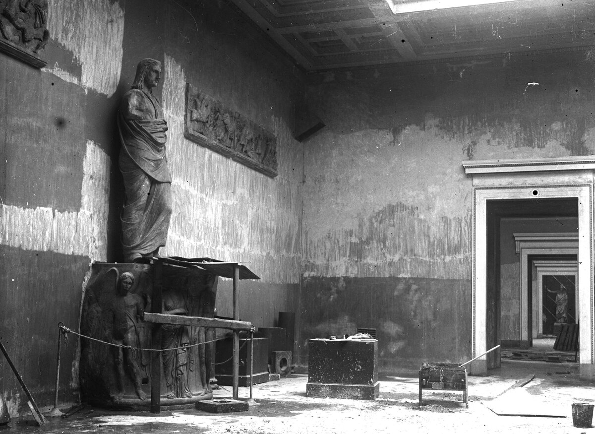 Военные разрушения в зале. 1944. Фото. Отдел визуальной информации ГМИИ им. А.С. Пушкина