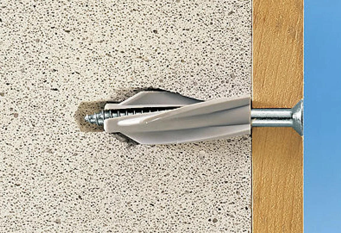 У пеноблока достаточно пористая структура поэтому мастера выбирают специальный крепеж