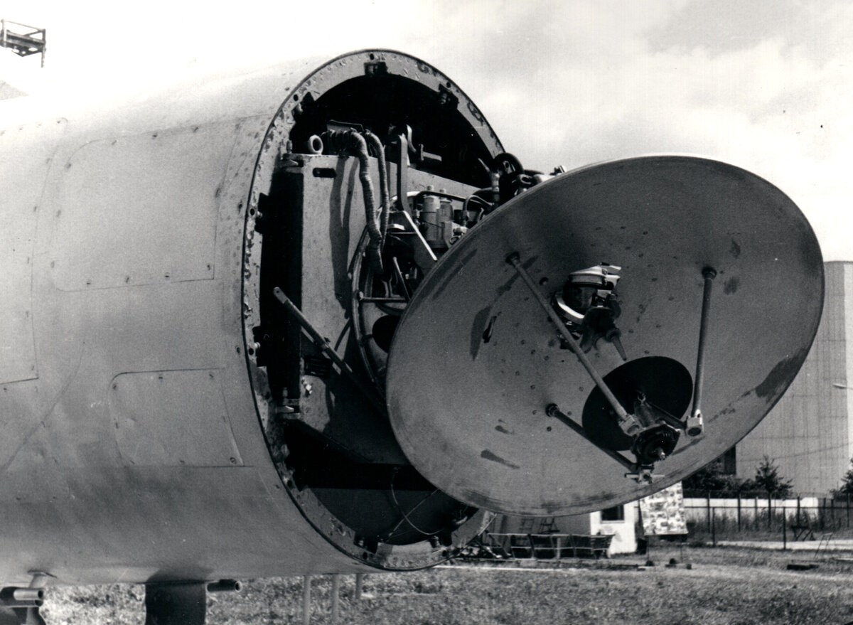 Установка антенны радиолокационной станции РП-15 «Орел Д58» всепогодного перехватчика Су-15. Непосредственно под ней видна одна из антенн системы государственного опознавания СРЗО-2. Фото: Д. Дыдышко