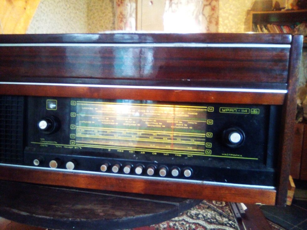 Звук с шорохами и тресками)) Вероятно кой-чего пропаять надо и смазать регуляторы