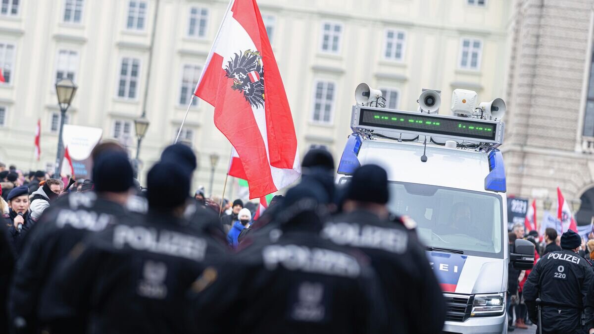    Сотрудники полиции во время протеста против ограничительных мер из-за COVID-19 в Вене, Австрия© AP Photo / Florian Schroetter