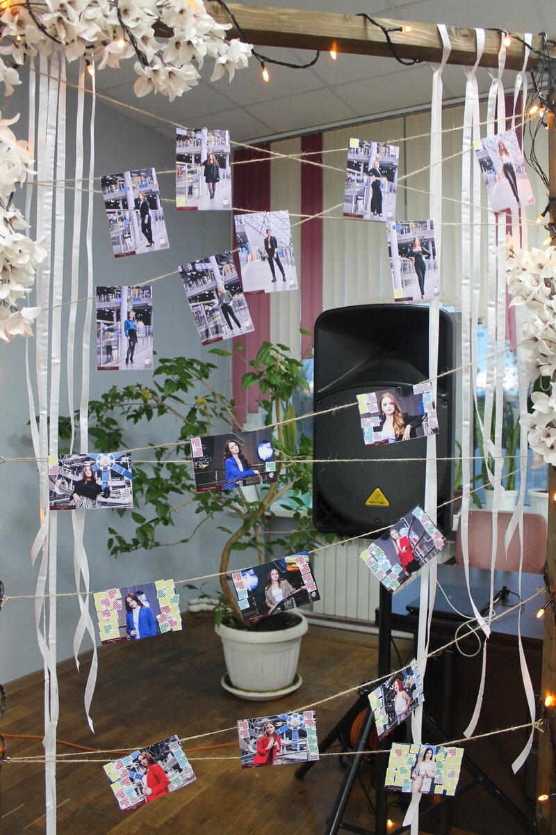 Фото с фотосессии можно было увидеть в фойе молодёжного центра.