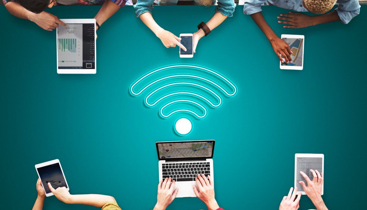 Internets the same. Быстрый интернет. Интернет соединяет людей. Интернет везде. Интернет повсюду.