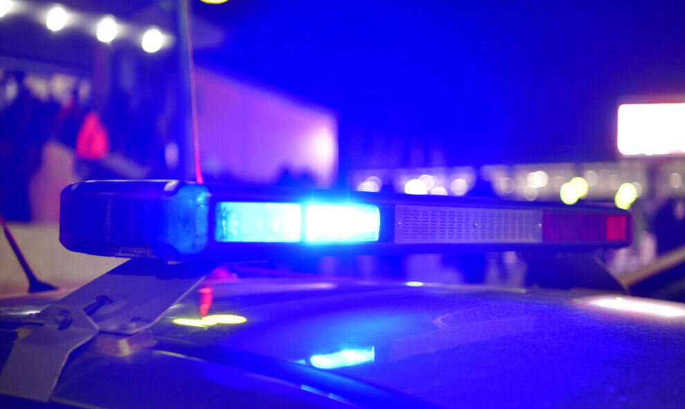    В Салехарде ищут мужчину, который вынес радиатор из теплого павильона на остановке