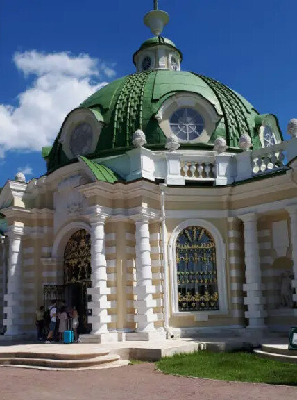 Вход в грот. На окнах кружевные решётки