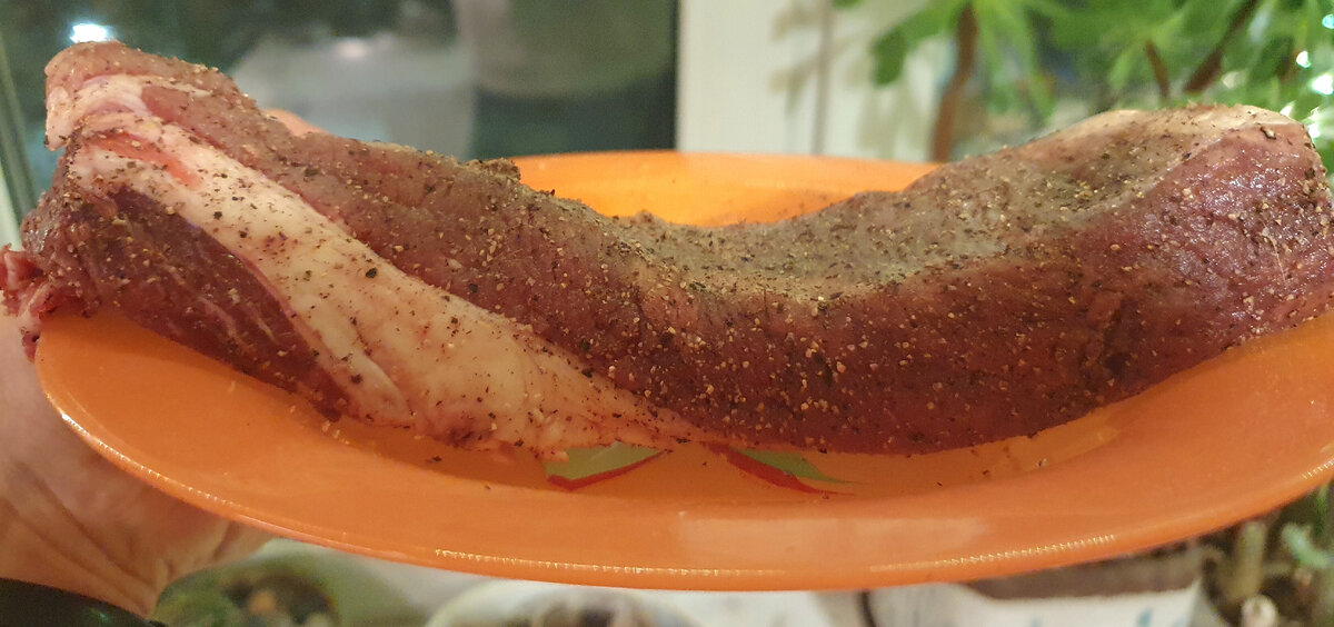 Мясо лучше брать с жировой прослойкой - будет сочнее и вкуснее