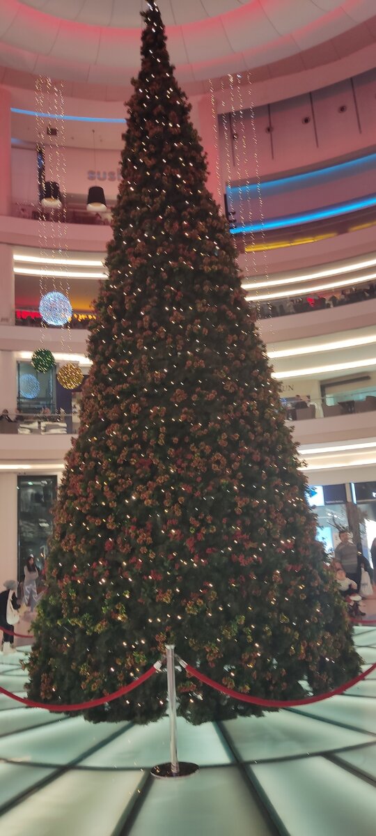 Вот такая ёлка в ТЦ