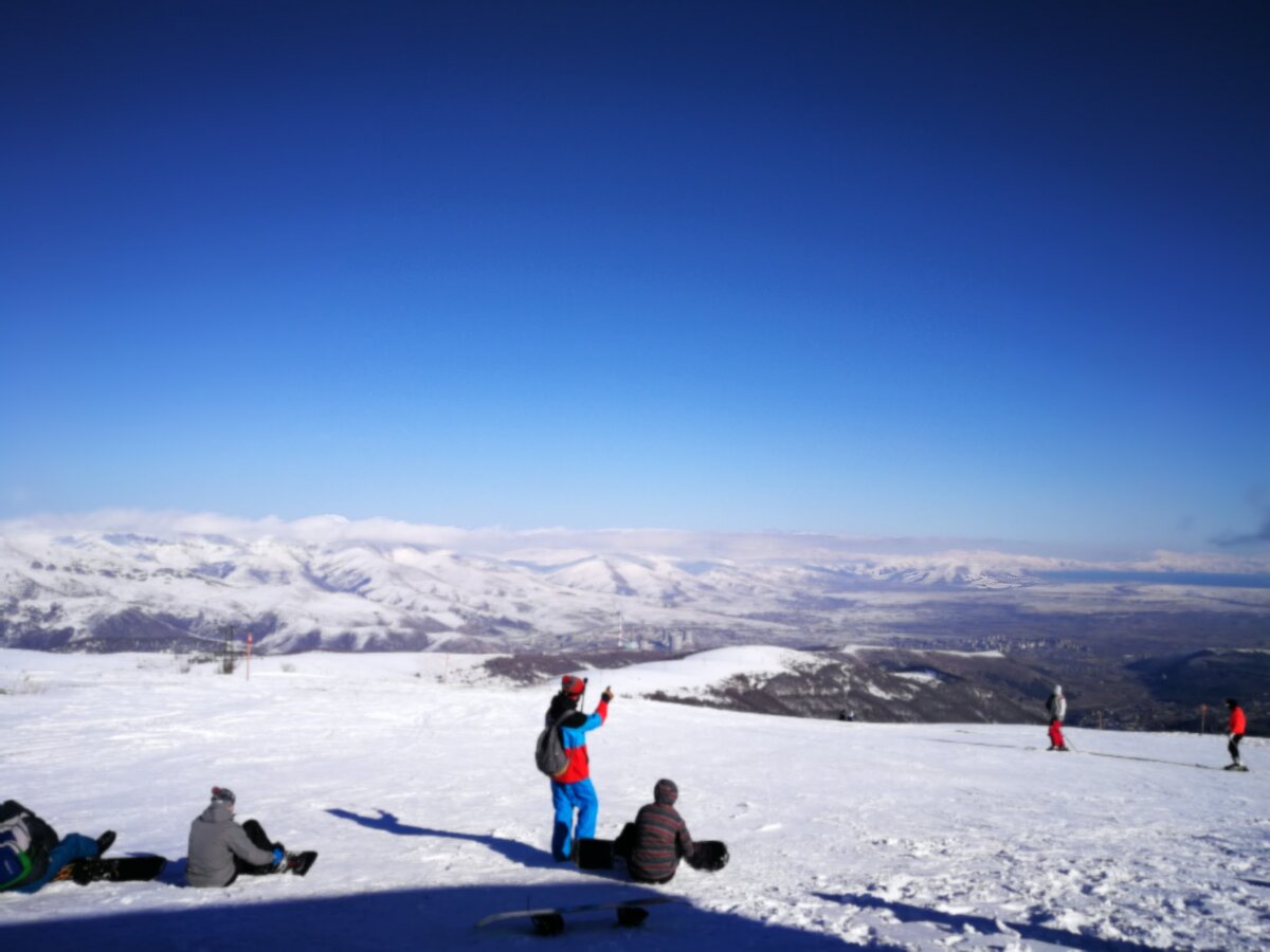 Любители скользить с гор в атмосфере Цахкадзора