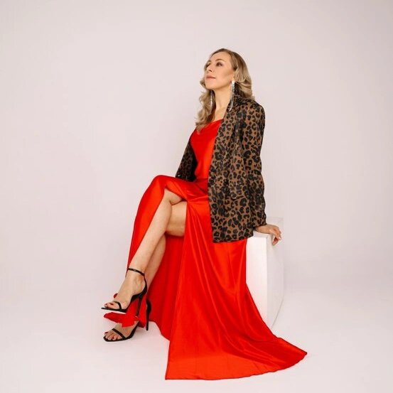 Да просто свет в окошке!🙌 
Любой из нас может считаться реализованным только тогда, когда реализация происходит во всех сферах его жизни. И когда чего-то недостаёт, например, счастья в личной жизни, возникает потребность в том, чтобы искать это, учиться новому. 
 
Это очень хорошо понимают те, которые УЖЕ достигли определённого уровня достатка, закрыли свои базовые нужды либо КОГДА-ТО находились на пике своего материального состояния, а потом эта уверенная позиция пошатнулась, возможно, вместе с общим кризисом. Вот в таких моментах дисбаланс реализации чувствуется ярко и болезненно. Внезапно образуется нехватка человеческого ресурса, вдохновения, и даже любви, честности с самим собой, общения с теми, кто может помочь нащупать «берега»…💫 
 
В такие моменты люди из бизнеса с высоким материальным достатком понимают, что пришло время идти ещё дальше, а как, с кем? НЕ ЗНАЮТ. Время удовлетворения собой быстро проходит, стадия материальной удовлетворённости: деньгами, возможностями, покупками сворачивается… Нет энергии, нет силы… 
Что же это за напасть? Сломались, иссякли? Страшная перспектива? 
 
А это сигнал, что человек созрел для нового этапа своей жизни. Но как найти в себе все ответы? 
 
• Кто-то ищет во вне, идёт учиться, проходит новые достигаторские тренинги – «давай, тряпка, ты всё можешь». 
• Кто-то набирается храбрости и заглядывает с наставником, коучем или психотерапевтом в тьму тьмущую в глубине себя. И даже нащупывает что-то похожее на решение… 
 
➡А после нужно идти «в поля» и тестировать гипотезы! И вот здесь нужна безопасная среда, общество более-менее единомышленников, где и происходит опробация первых формул твоей новой жизни. 
Вот почему сейчас так популярны встречи в сообществах. 
 
В галерее я в бизнес-клубе «Атланты» на женских мероприятиях. После сообществ «PRO Женщин» и «Х10» я наслаждаюсь другим качеством общения, здесь фокус 
• на уникальном содержимом личности, а не на количестве ЛИДов; 
• на делах, а не на пустых словах, что всегда фонило. Такой формат общения и взаимодействия значительно больше поддерживает мой рост. 
 
💖PS Безусловно, это мой блог, здесь я выражаю сугубо моё личное мнение.