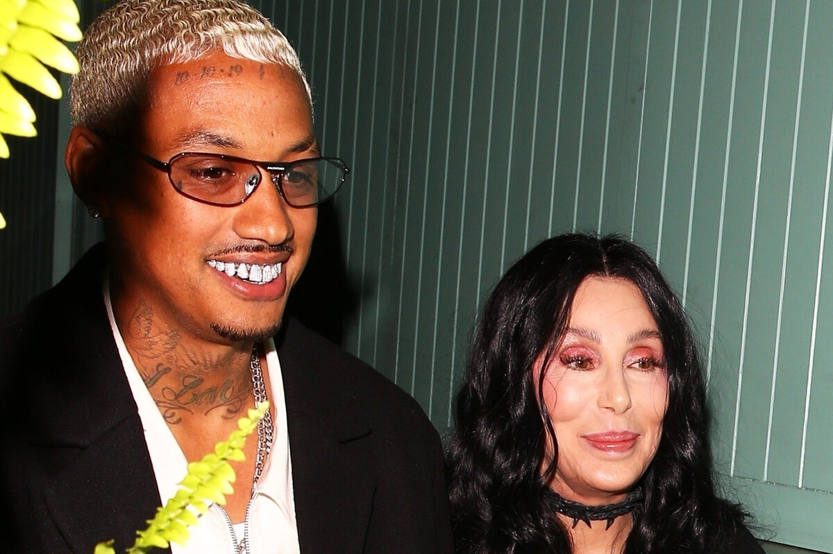 Cher 2022. Шер певица сейчас. Шер певица 2022. Шер вышла замуж. Шер певица и бойфренд.