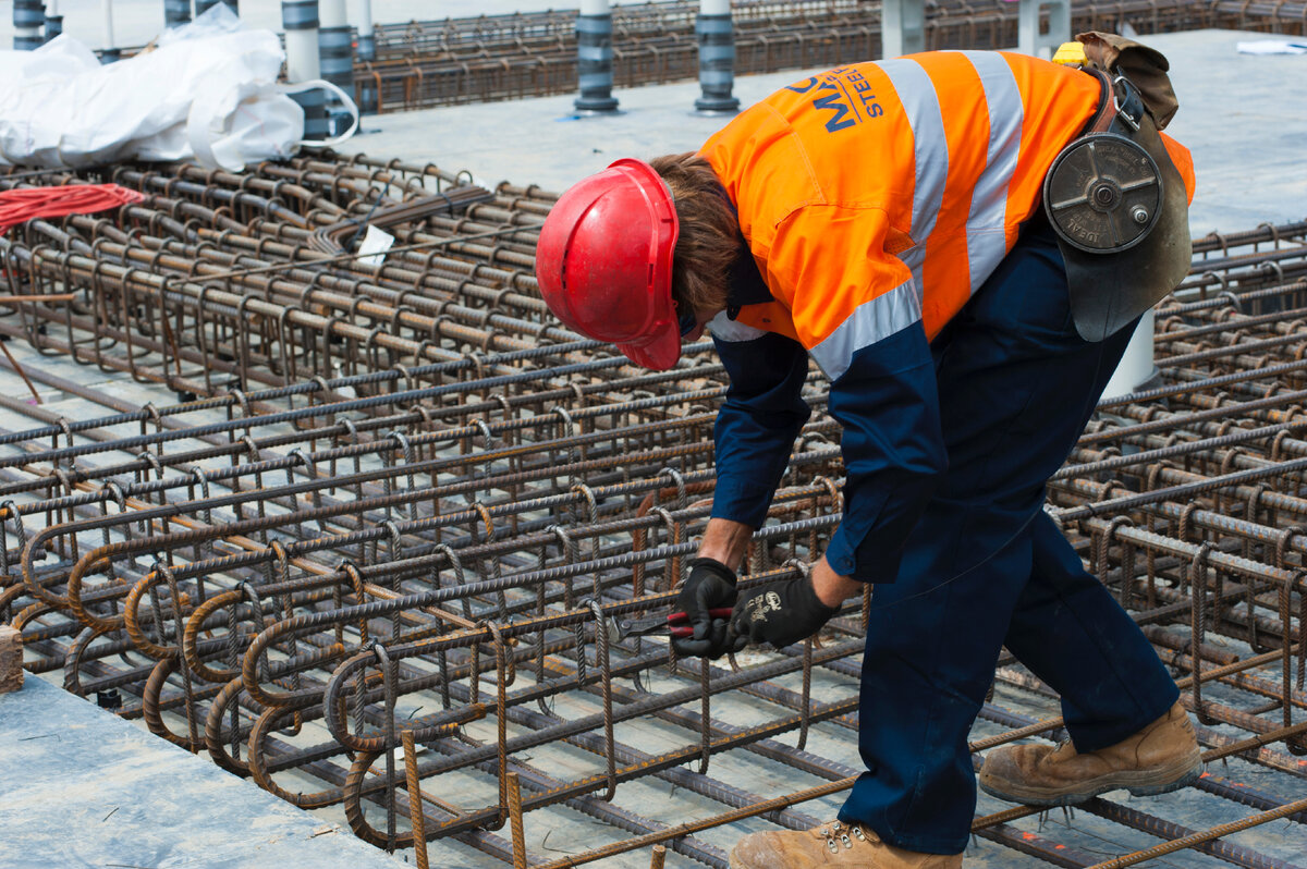Арматура работа. Арматурщик на стройке. Заливка бетона. Бетонщик-арматурщик. Пэшки для арматуры.