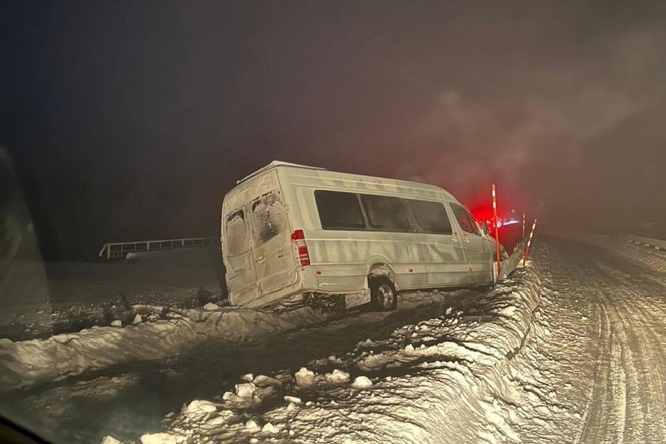     Движение на дороге было остановлено. Фото: vk.com/my_teriberka