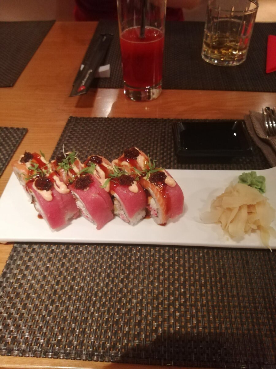 Мои роллы в ресторанчике;)