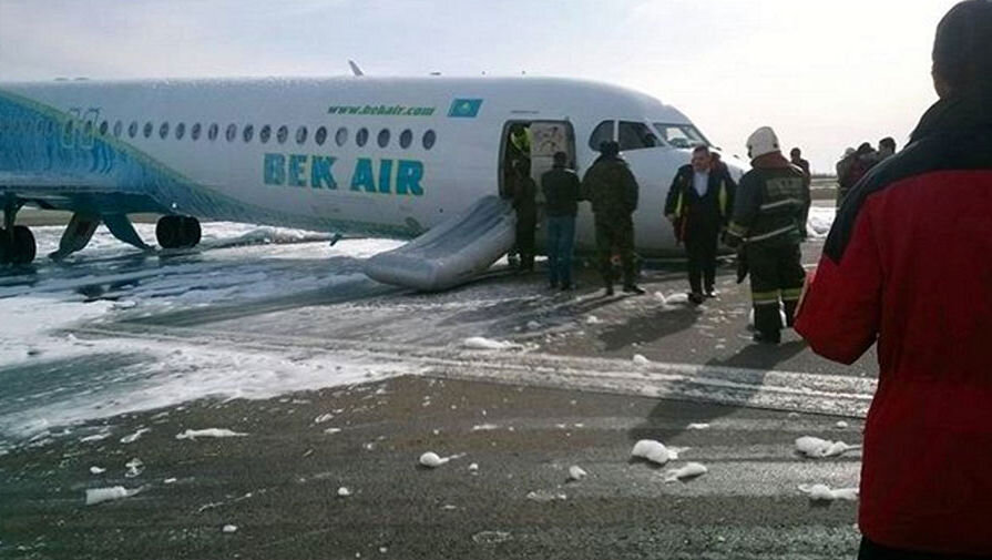 Fokker 100 авиакомпании Bek Air в аэропорту Астаны.
