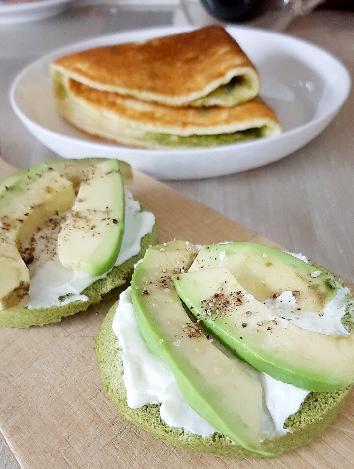 Интересная утренняя композиция от Валентины: авокадо, шпинатная булочка, творожный сыр. 