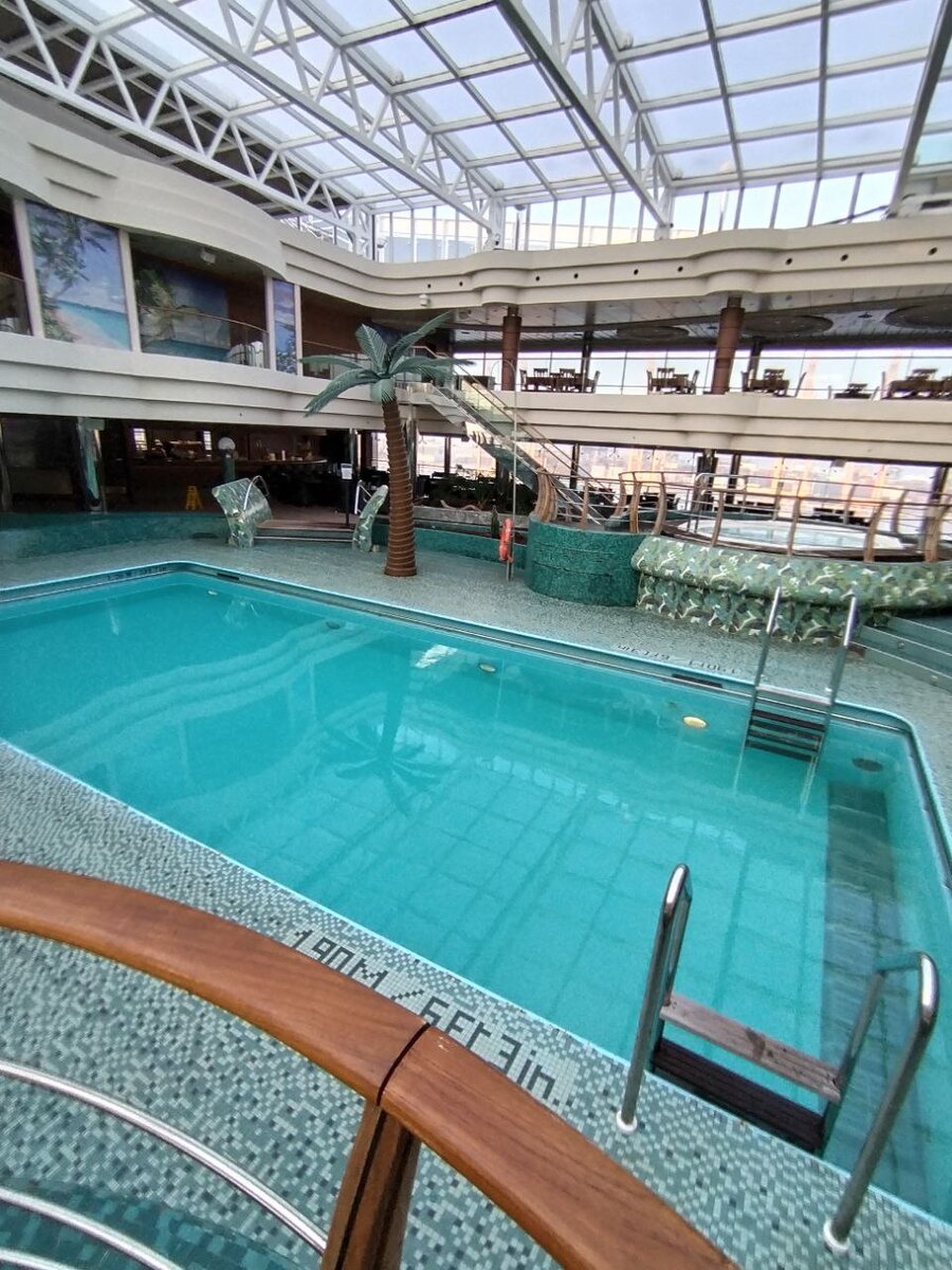 Крытый бассейн с ежедневнообновляемой чистейшей морской водой. Четыре горячих мощных джакузи по углам. С 7 до 10 часов утра - только для женщин (для особо стеснительных и/или любящих полное расслабление мадам, таких как я), в остальное время  - ДЛЯ ВСЕХ!