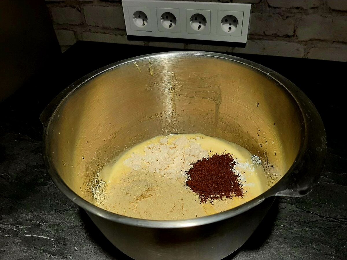 Добавляем почти все ингредиенты, оставляем на изюминку что-то сладкое :)