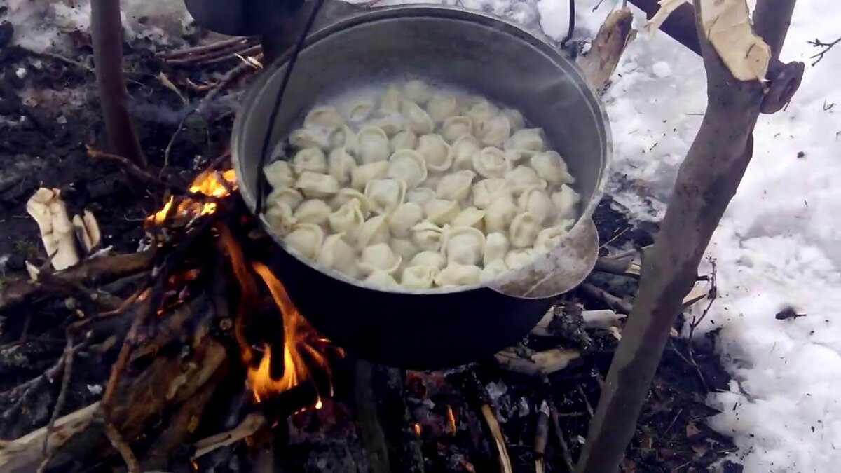 Котелок на снегу