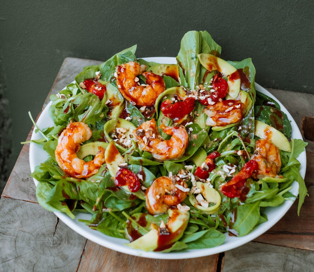    Большой зеленый салат с креветками, авокадо и шиитаке
