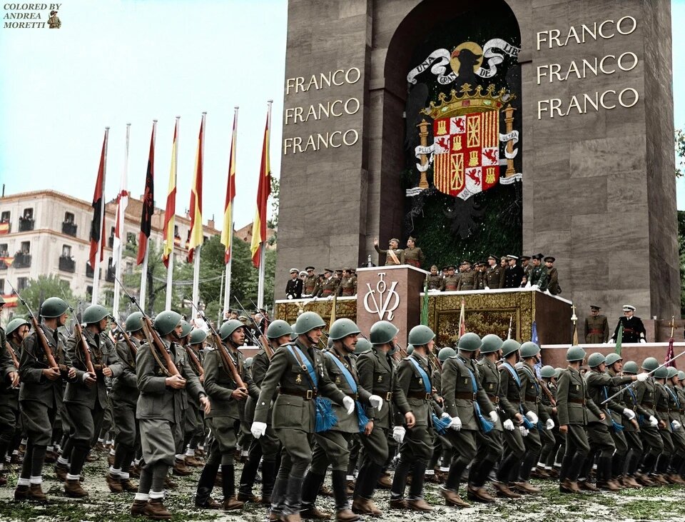 Итальянские солдаты маршируют на параде перед Франсиско Франко. Мадрид, май 1939 года.