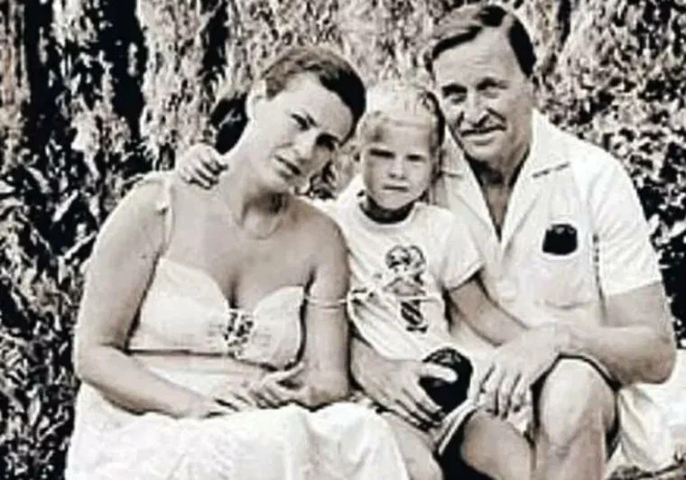 Валентина Толкунова и Юрий Папоров с сыном